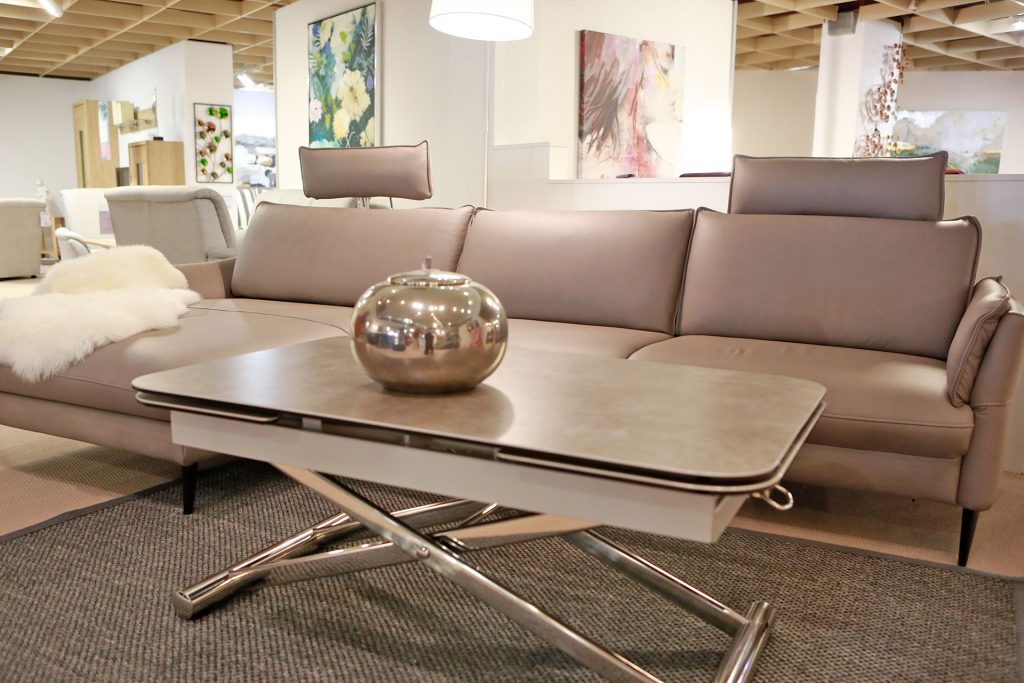 Großzügiges Ecksofa aus Leder in einem schönen Beige-Ton